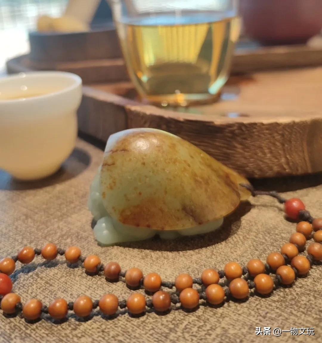 和田玉红绿混色真的假的,和田玉真假荧光对比