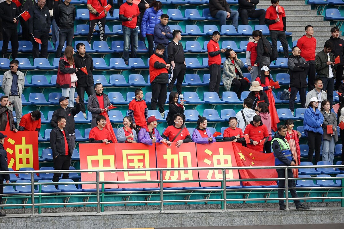 笑死了！无耻DNA韩国队抱摔飞铲中国球员，韩媒称中国踢功夫足球