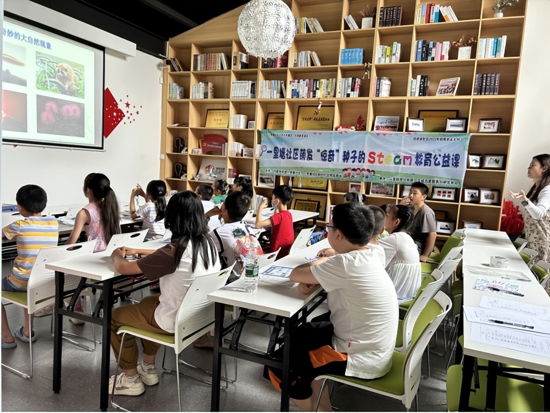 一里塘社区开展Steam教育公益课种下科学“惊奇”种子