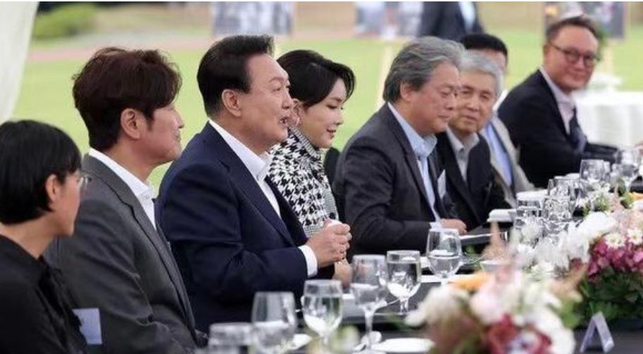 韩国第一夫人穿韩服,韩国第一夫人格子西服