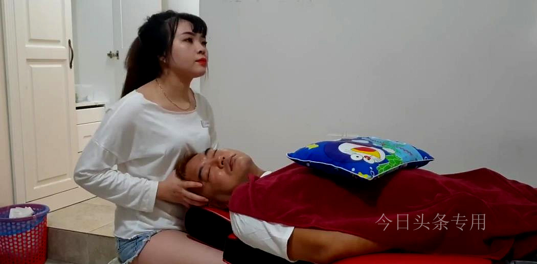 按摩店*技师女**抚摸男子*体下**，男子见状大吼：我是来要正规服务的