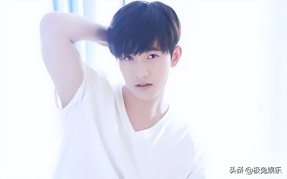 杨洋和沈腾争夺军艺校草头衔,军艺校草沈腾杨洋同框拥抱