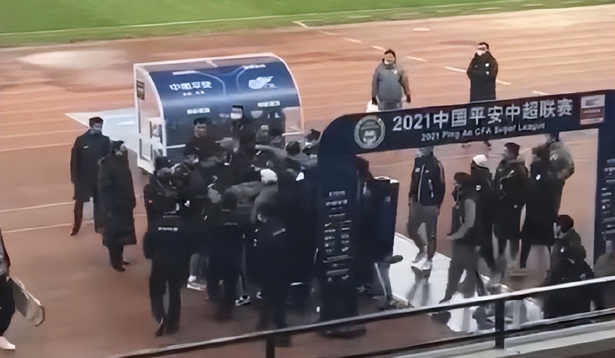 让人笑不活的足球裁判,没人敢惹的足球裁判