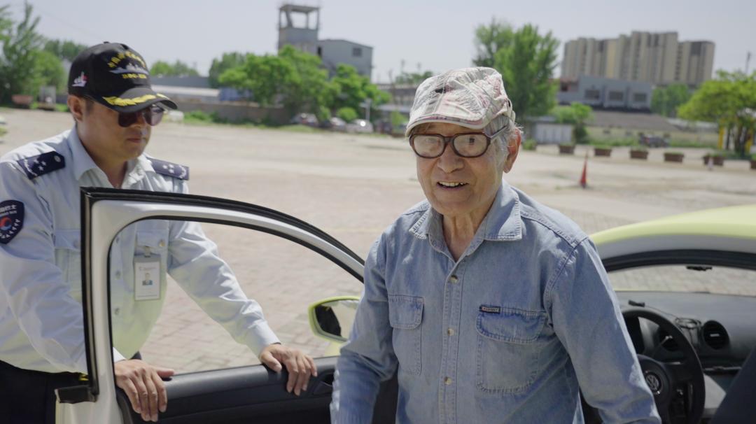 开歼20飞行员可以考驾照吗,1982年试飞员歼8