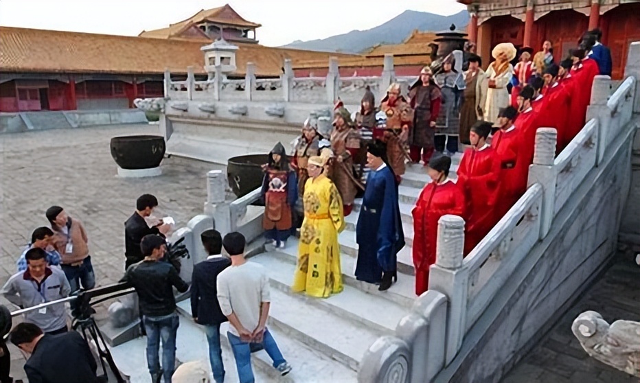 “出*身卖**体”日赚3000元，横店20万群演美女如云，却成为懒汉天堂