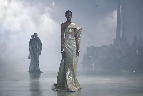 他被称时尚圈暗黑之王！神作爆红15年，侃爷以收藏他的桌子为傲？