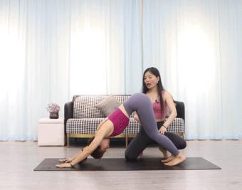 8个瑜伽动作让肩膀背部越练越薄,锻炼背部肌肉最有效的瑜伽图片