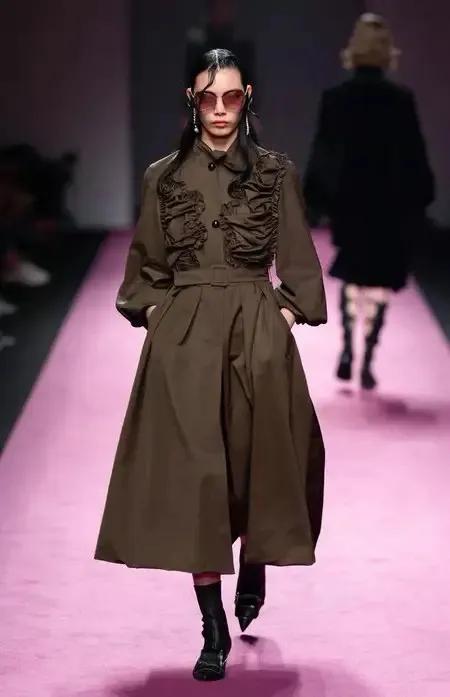 2022流行秋季女装新款穿搭高级,2023年冬季女装流行趋势与流行色