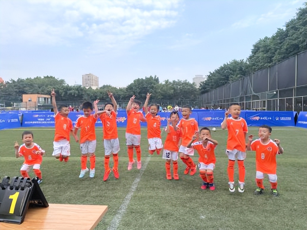 德阳泰山路小学足球,奔跑吧少年幼儿园足球赛