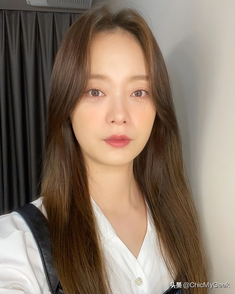 她的细腿美胸终于被发现了！36岁敢不化妆出镜还被封素颜天才