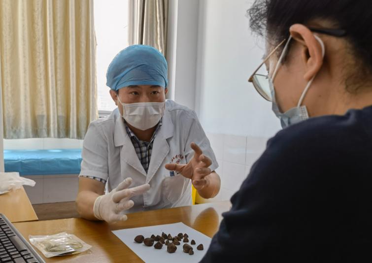 胆囊结石有什么症状及危害,胆囊结石并发症有哪些