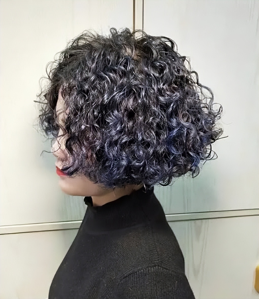 50岁烫小卷中长头发,烫头发女中长发推荐不要太卷