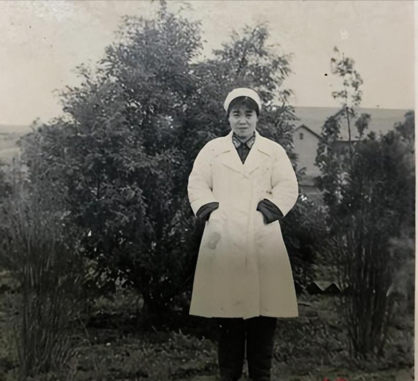 身穿15元鞋子老人向社会捐款1000万,老人穿15元鞋给家乡捐款1000万