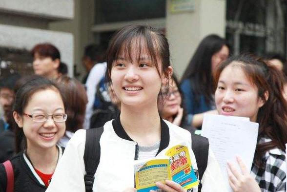 清华女学霸是怎样炼成的？看看她的书桌，或许会找到她成功的原因