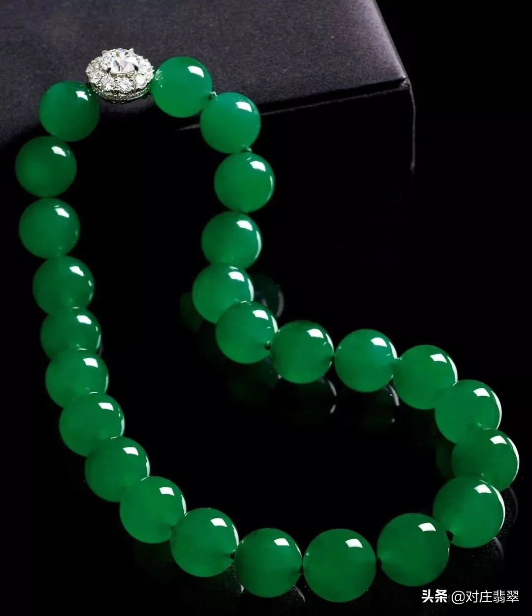 翡翠珠链再次封神？香港保利一条珠链拍出五千多万，历年最高
