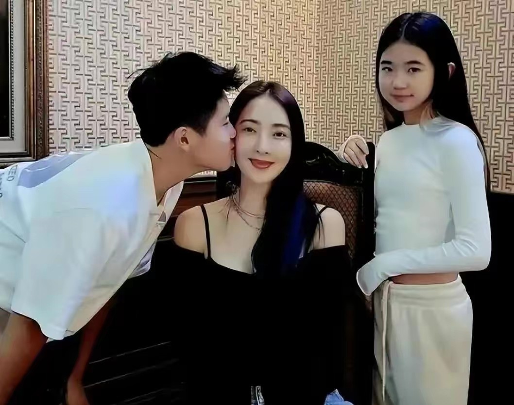 曹格带一对儿女逛街,女儿身段像妈打扮前卫,14岁儿子身高近1米8