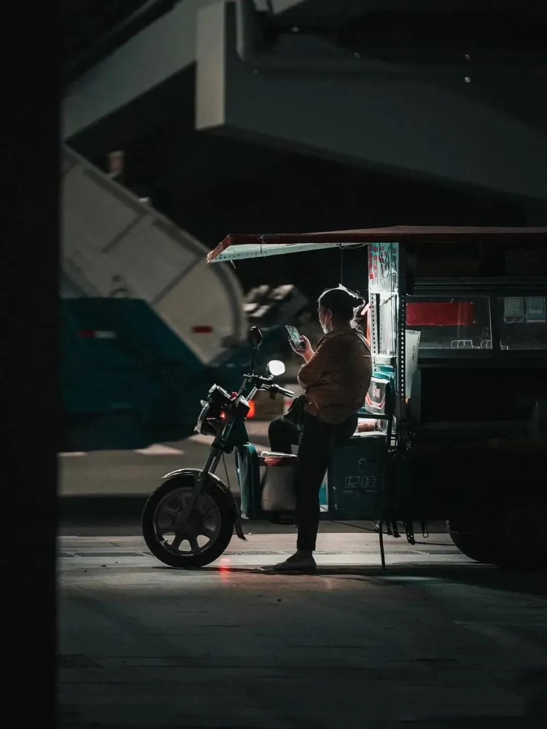 95后夫妻摆摊月入过万,摆地摊年薪百万