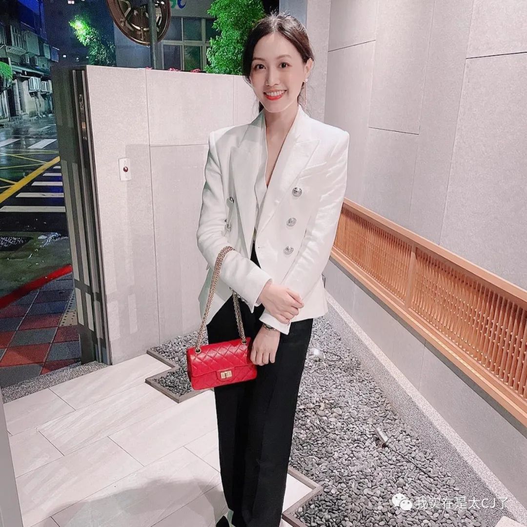 真富婆假富婆对比,台湾富婆王思佳晒香奈儿包遭吐槽