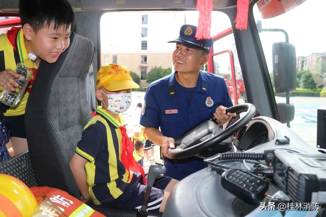 消防站开放日活动迎萌娃亲子团,童行消防站