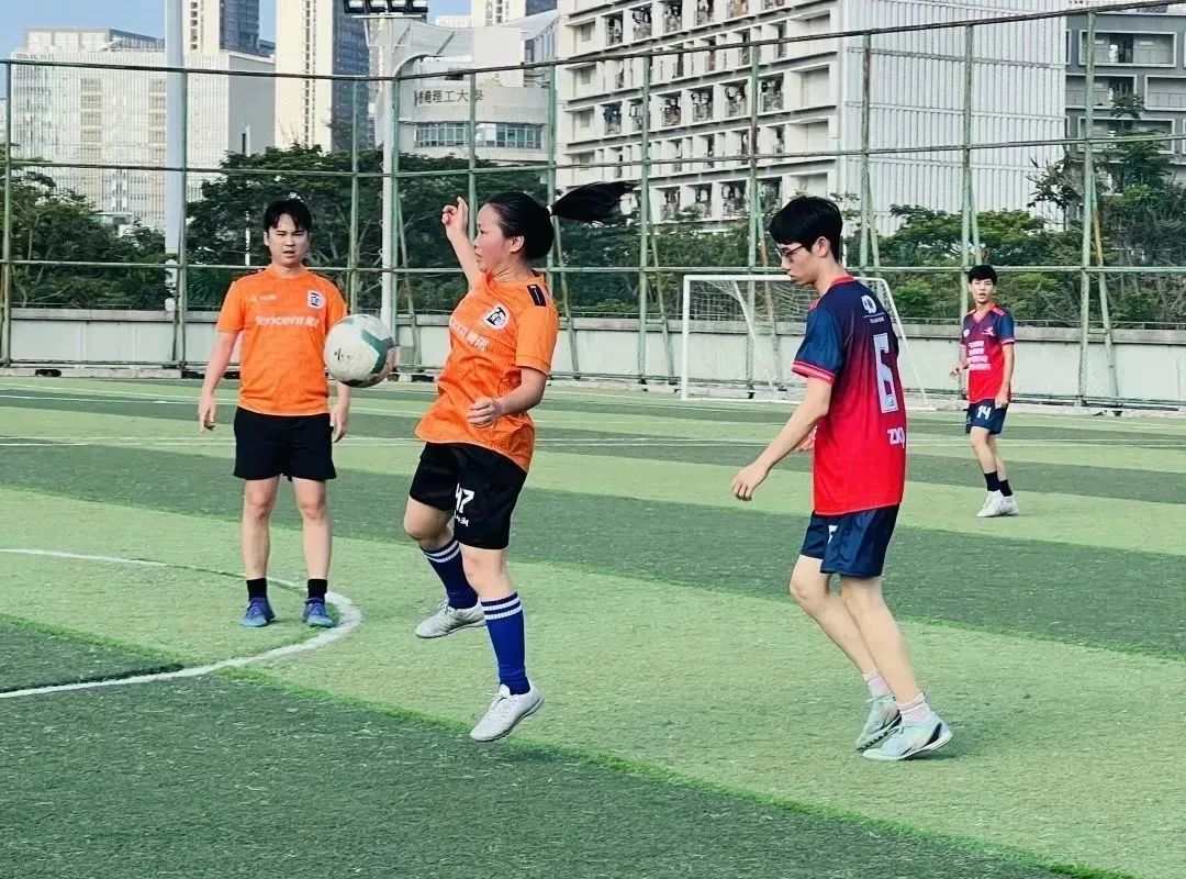 踢足球的学长,踢足球印象深刻的同学