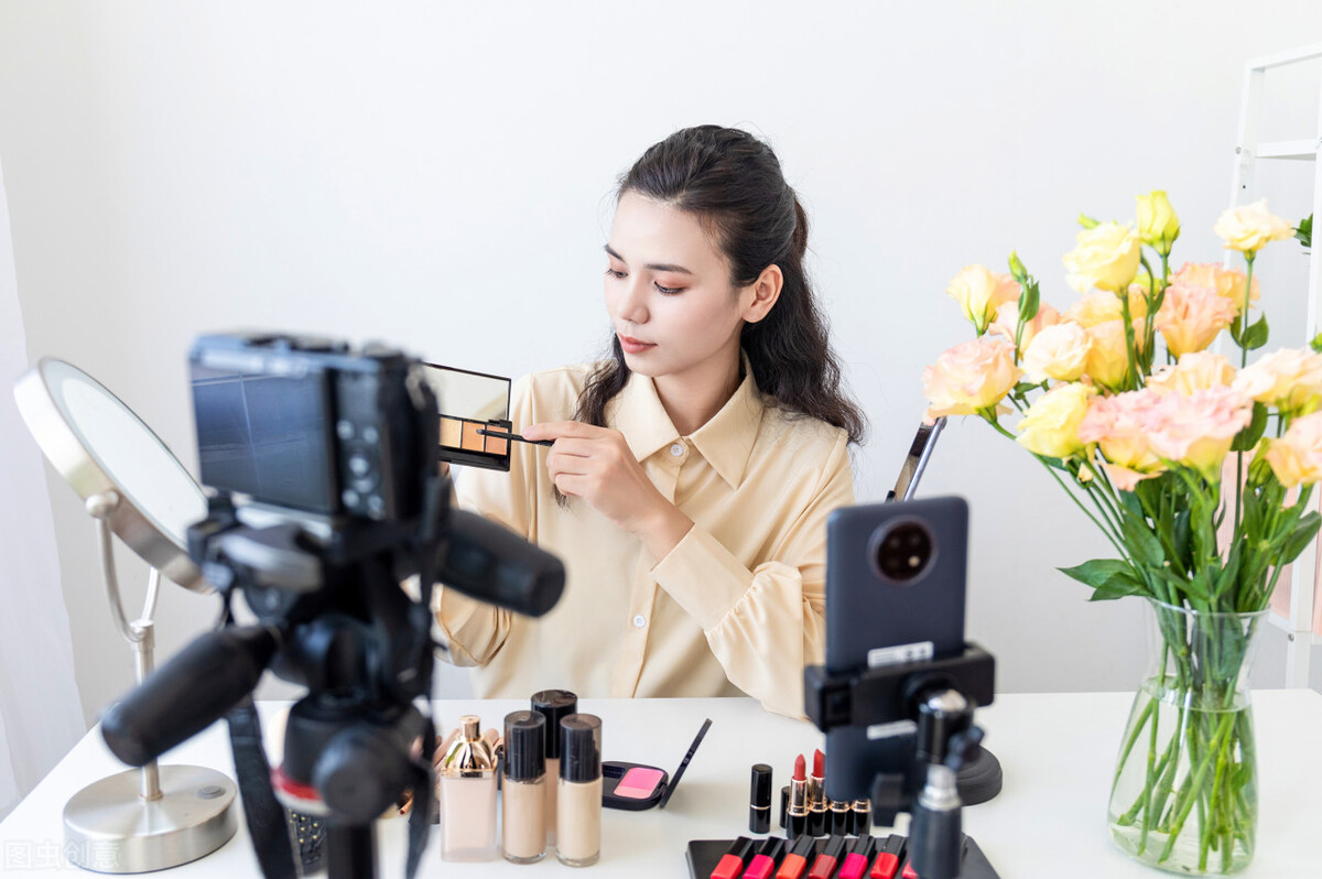 李佳琦卖的产品比官方贵300多元！网红直播间真的能捡到便宜吗？