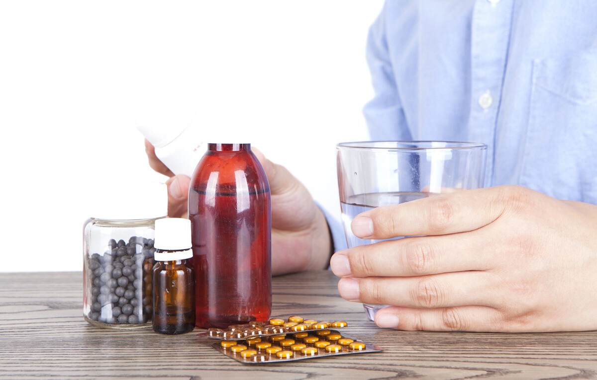 病毒感染后，出现咳嗽症状，使用镇咳药物时要注意什么