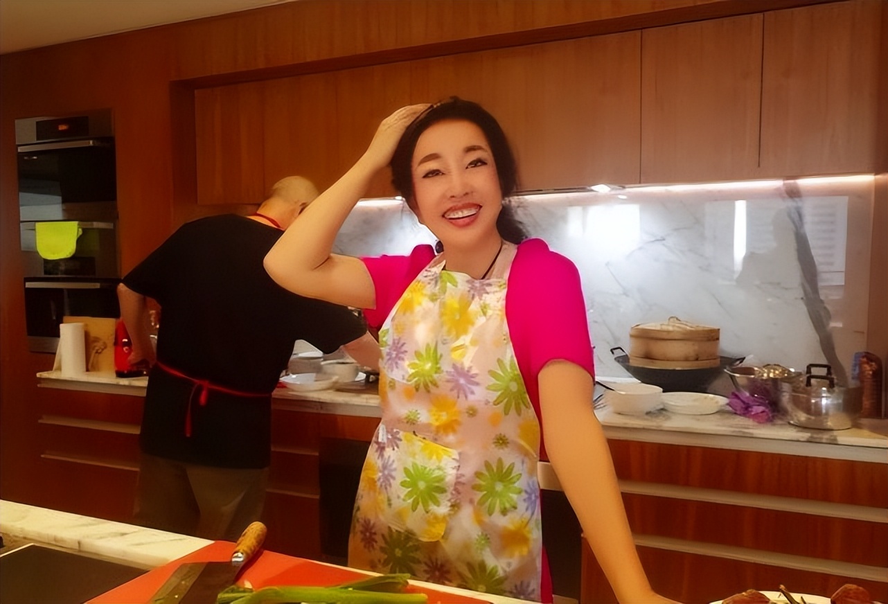 刘晓庆白衫牛仔短裤,刘晓庆穿黑色吊带衫