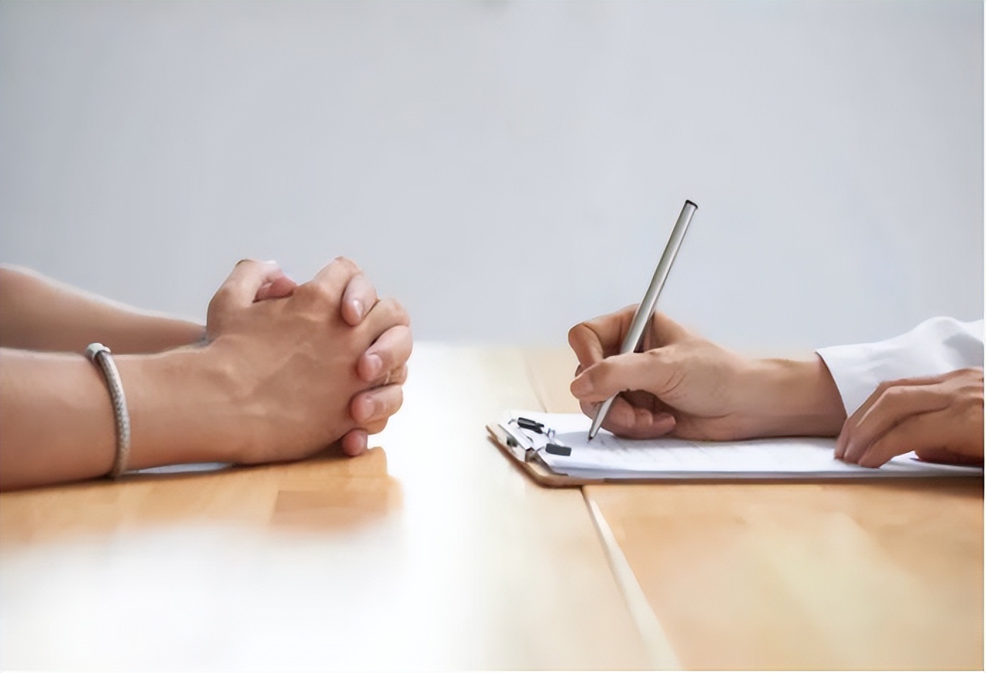 女子割腕被救下又跳楼,女子跳楼身亡家属索赔