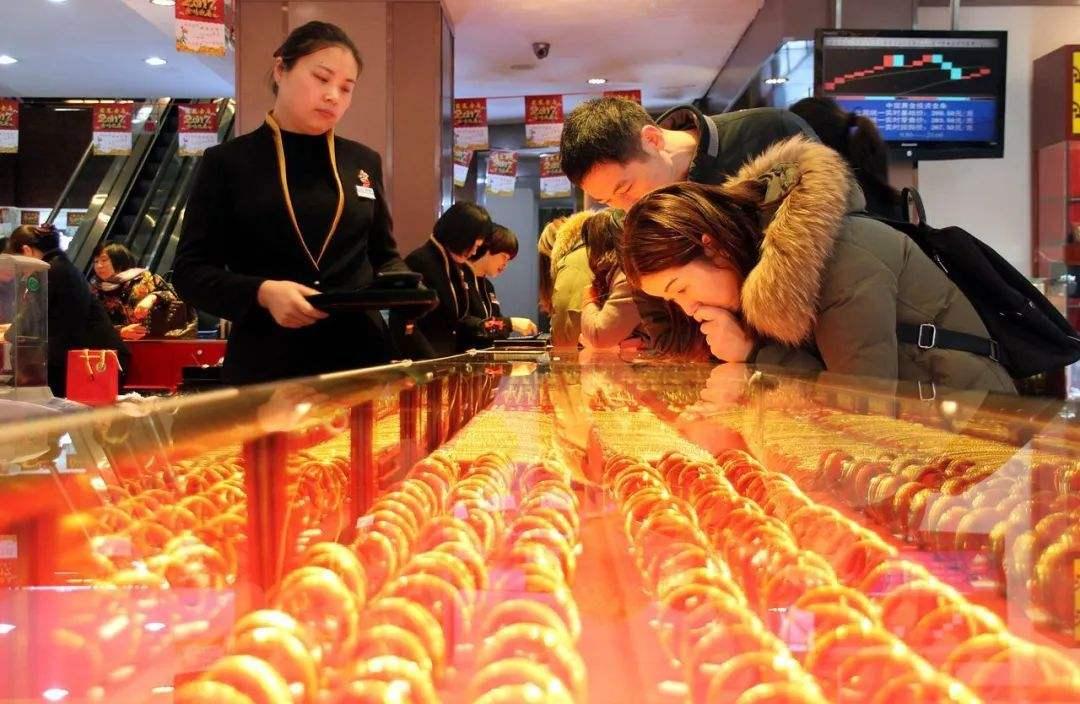 全球只剩5.3万吨黄金,中国95后女性50%都拥有,年轻人成购买主力