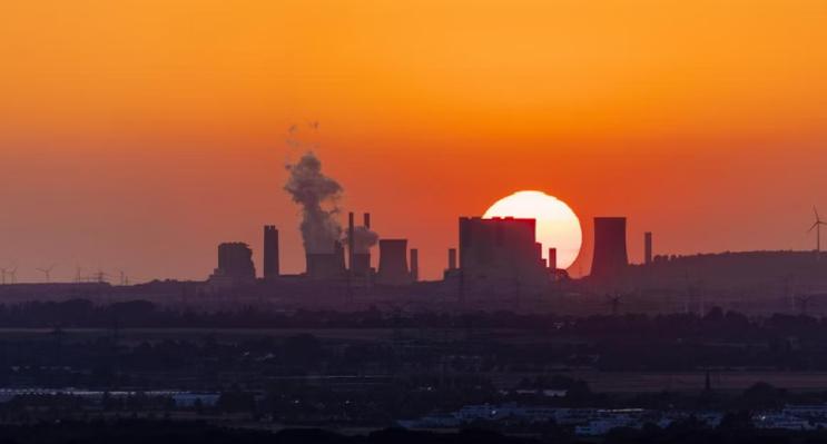 现场直击|裸女大闹颁奖盛典，全身写满字！