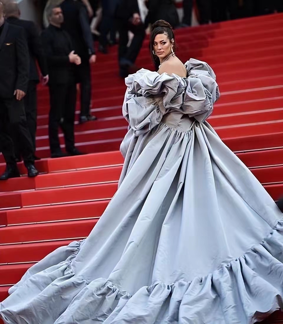 180斤大码超模靠针灸拔火罐美容!穿吊带身材火辣,自信到骨子里