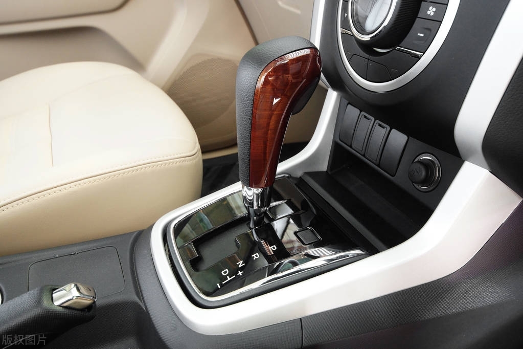 自动挡倒车左右入库怎么打方向盘,自动挡倒车的正确方法顺口溜