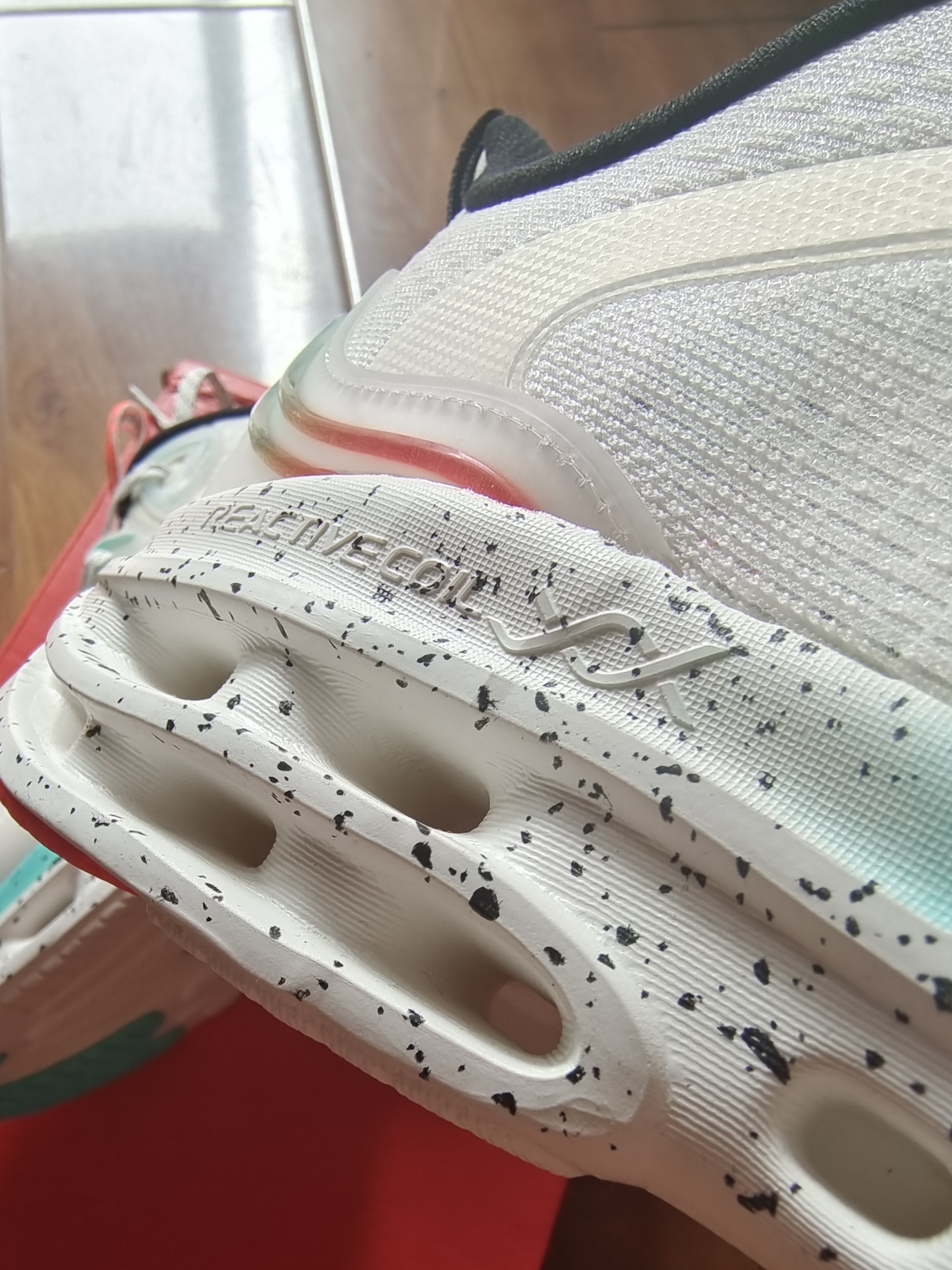 特步也崛起了！减震旋跑鞋来袭，9年结构缓震，成就夏日通勤佳品