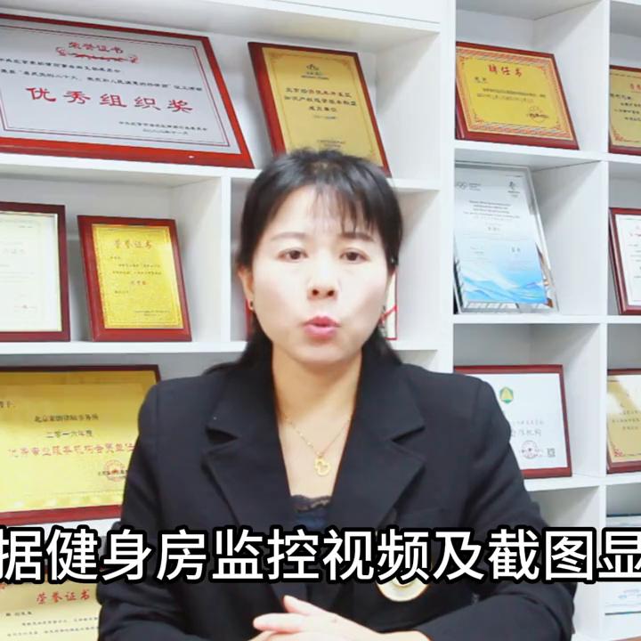 路人撞到玻璃是谁的责任,路人撞到行驶中的车责任归谁