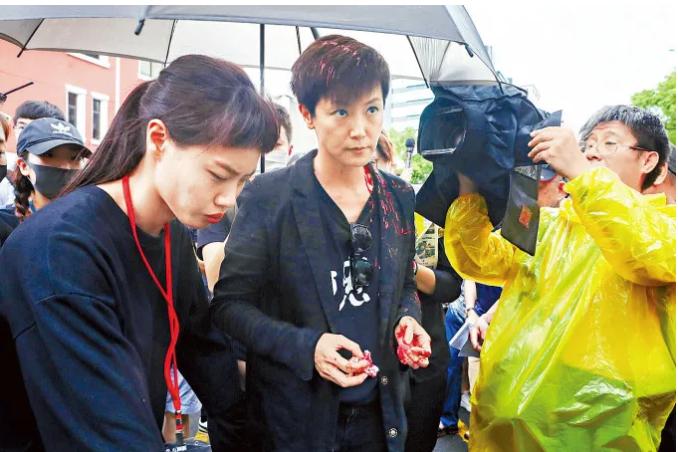 大快人心！曾叫嚣让联合国把中国除名的何韵诗终于被抓了，曾在香港兴风作浪7年，这次与“黄媒”被一锅端了