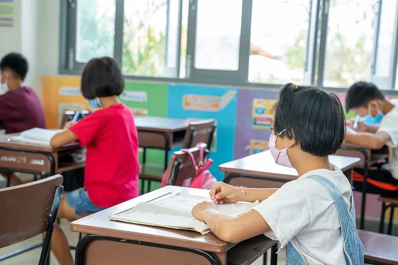 中国妈妈在泰国鸡娃:攒百万教育基金,想佛系却给孩子天天补习