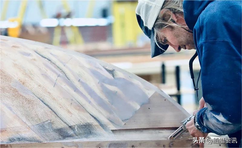 这家重生的造船商正在使用3d技术创造现代的红木经典游艇