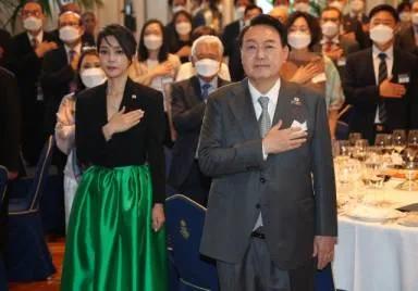 韩国第一夫人金建希穿搭同款,韩国第一夫人金建希美貌