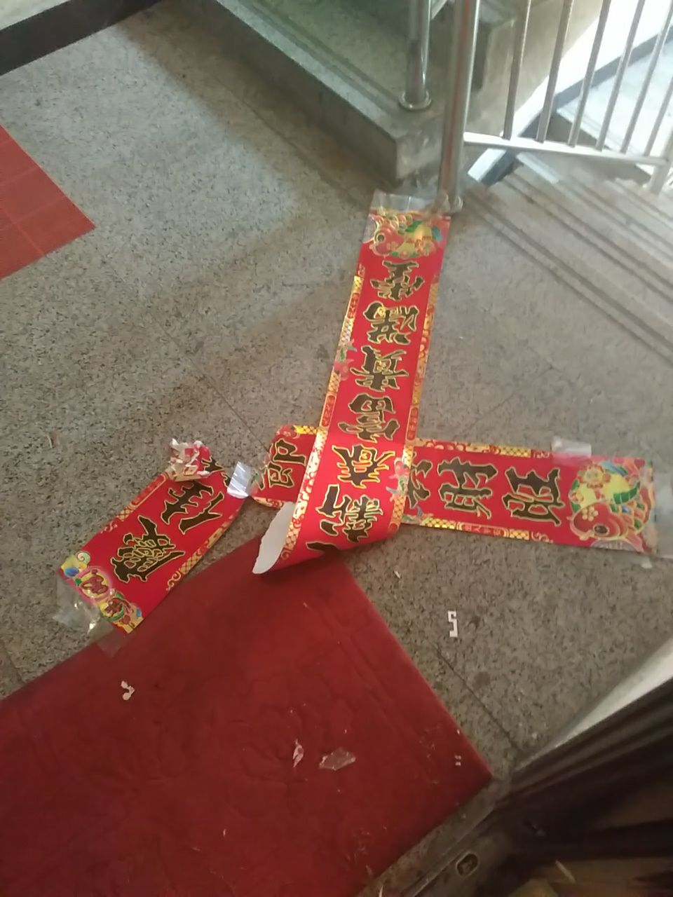 贴对联胶水久了在门上怎么去除,没有胶带和胶水怎样往墙上贴对联