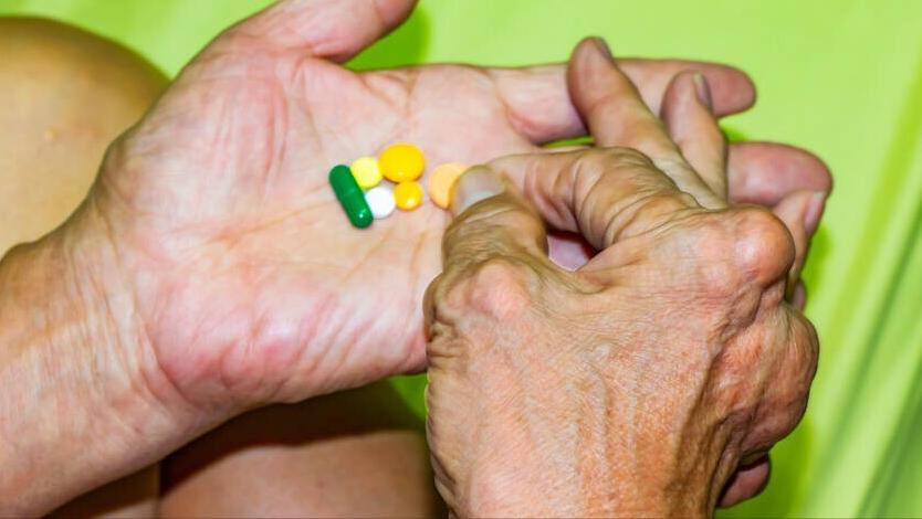 手指僵硬发胀怎么回事,手指僵硬不是风湿是怎么回事