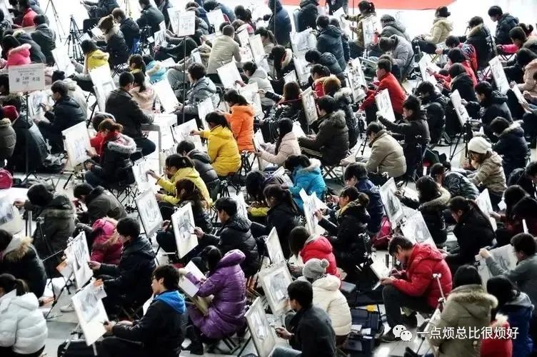 讲一个缺德笑话：大学生烂大街了，可见大学生具有腐蚀性。