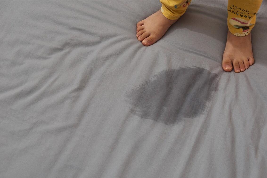 孩子9岁了每天晚上突然尿床,9岁小孩尿床老是叫不醒