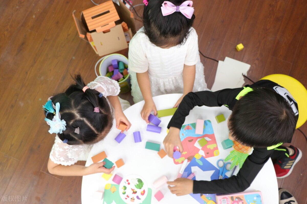 “那个奶奶真丑！”娃口无遮拦令人尴尬，从3处着手轻松提升情商