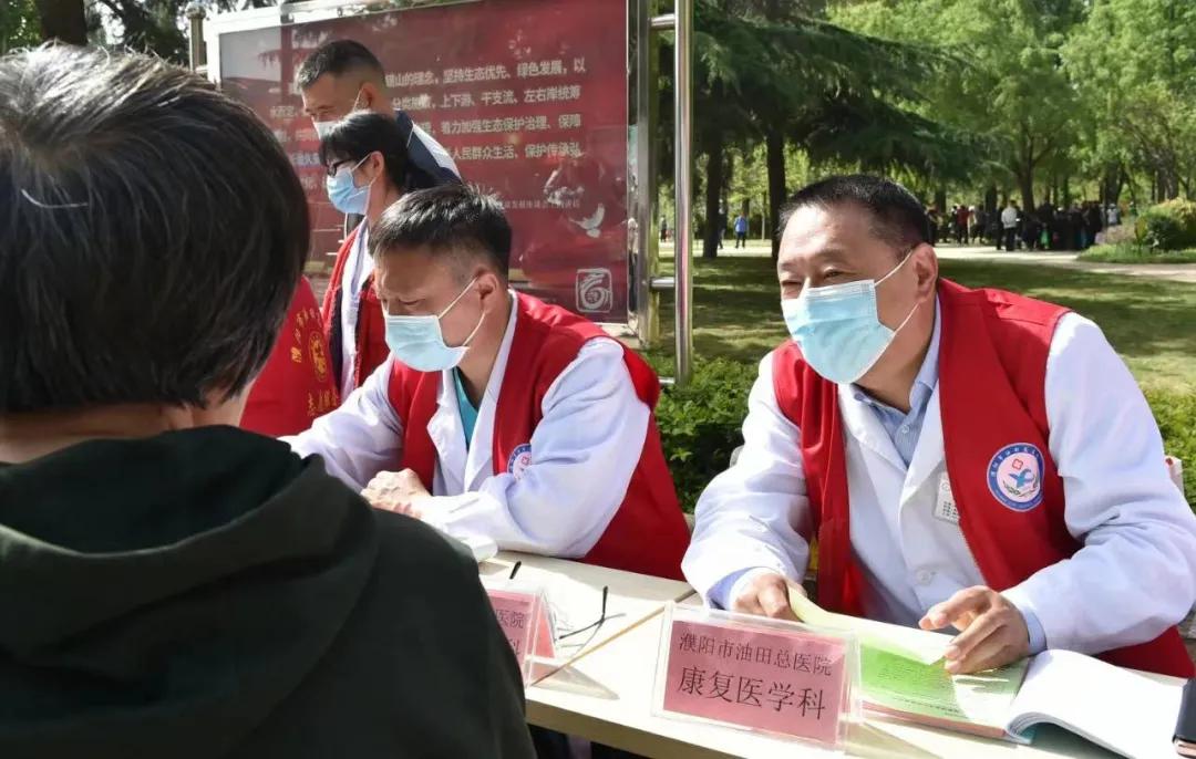 那位因颈椎病辞职的女孩，给油田总医院王付铭大夫送锦旗来了