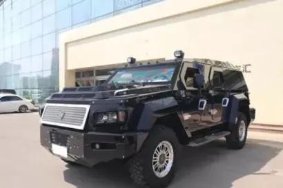 大妈开豪车上牌被交警拦下,大妈开豪车上牌违法吗