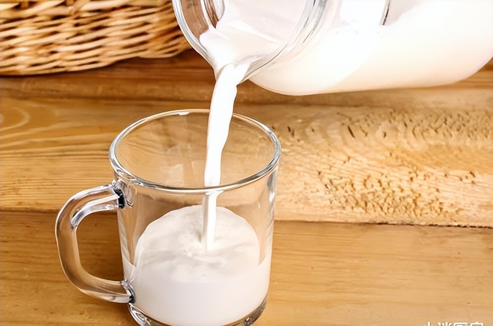 牛奶含激素导致早熟吗,喝纯牛奶会有激素早熟吗