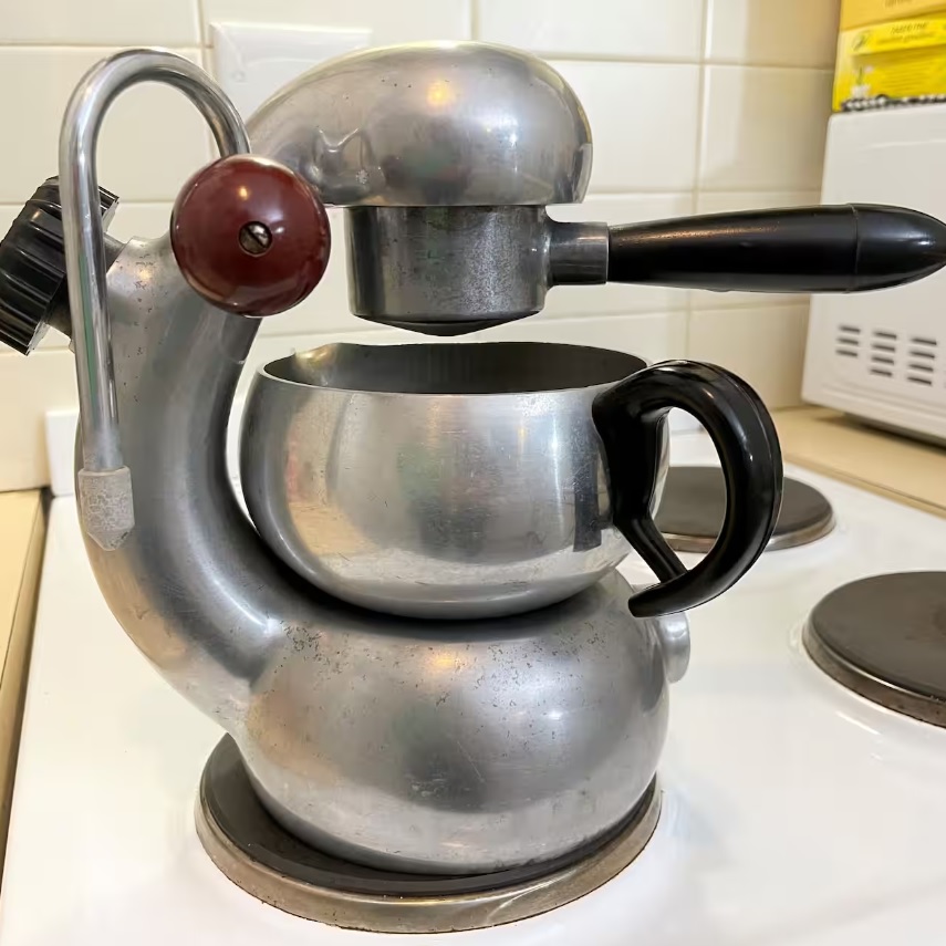 小哥为省钱在悉尼捡垃圾，年赚2万澳币，名包手机电脑随地捡？