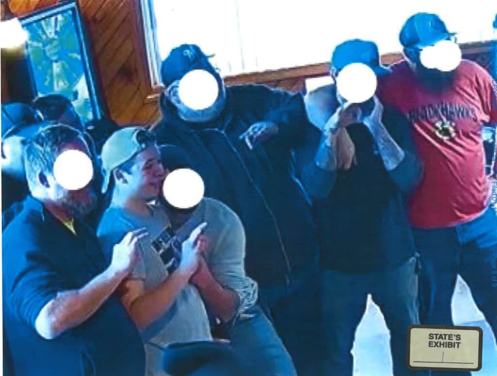 枪击致二人死的白人青年被判无罪后立刻见了特朗普，极右人士欢呼“今后有了开枪许可”，美国多地进行抗议