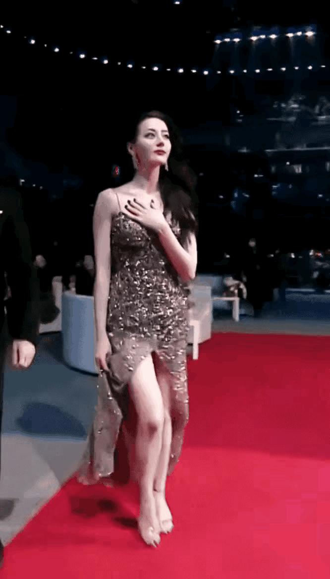 “半露酥胸”却还要捂着，脸皮薄到不自在，迪丽热巴遭网友群嘲