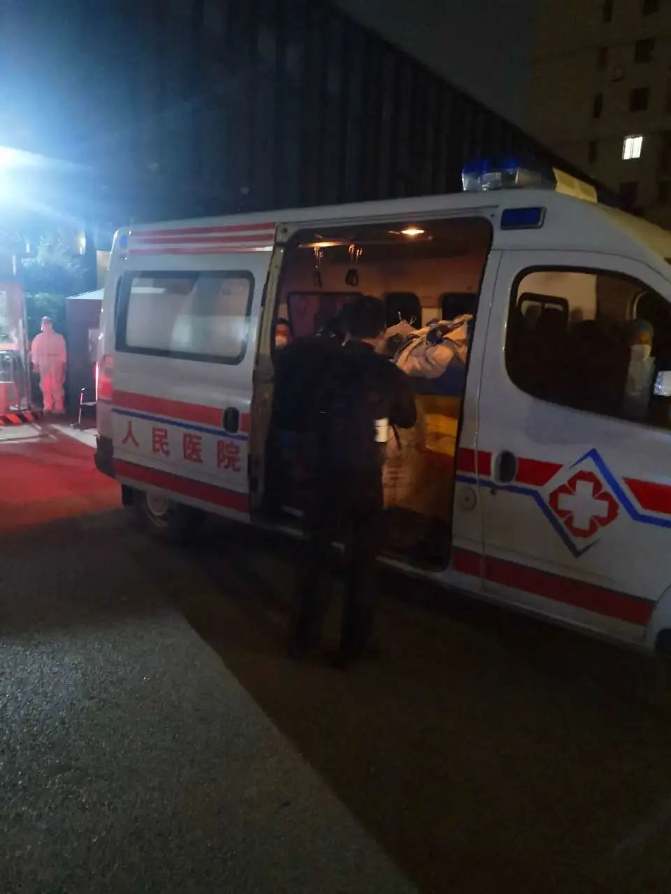 凌晨四点坚守抗疫一线,凌晨四点下班的医护人员